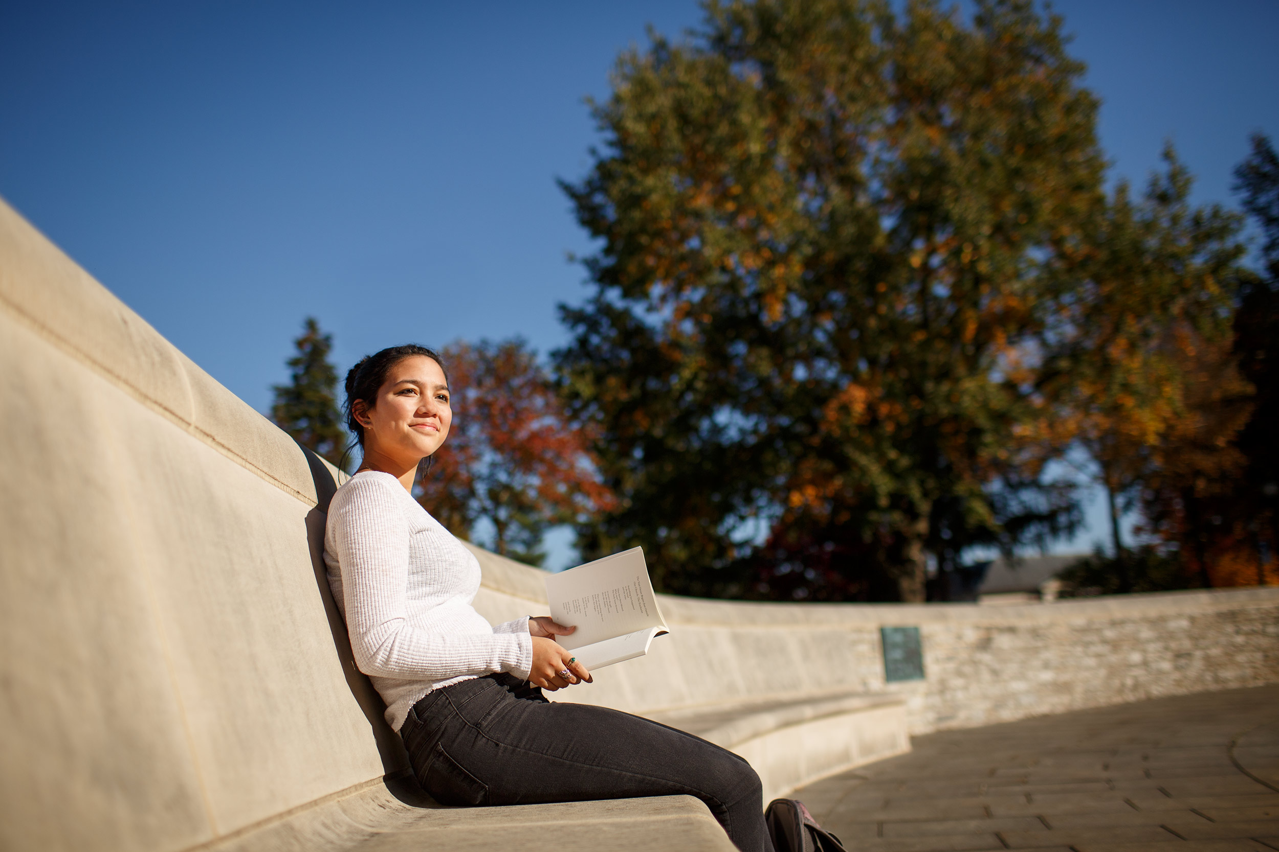 education_student_reading_outdoors_mercersburg-9920