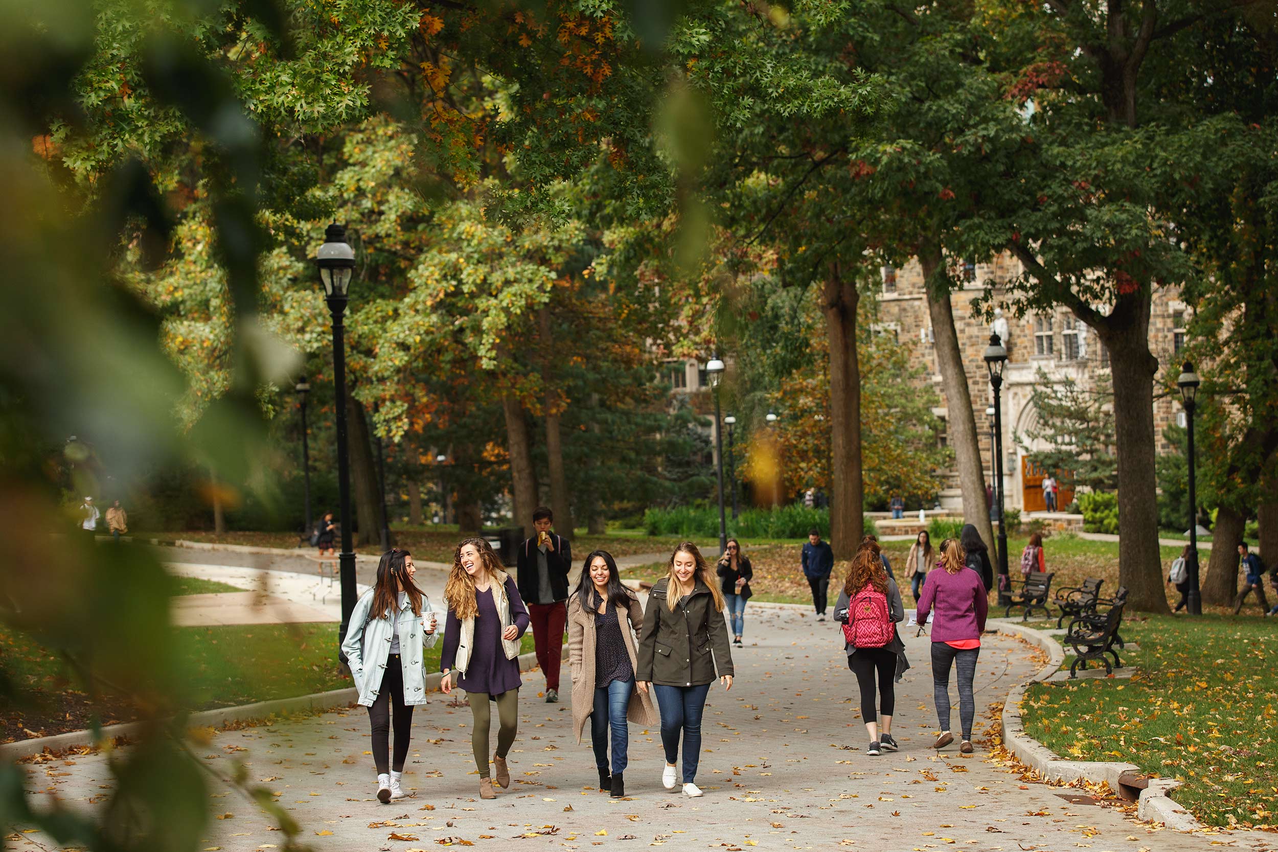 students_walking_education_photographer_higher_ed_by_matt_stanley_0194