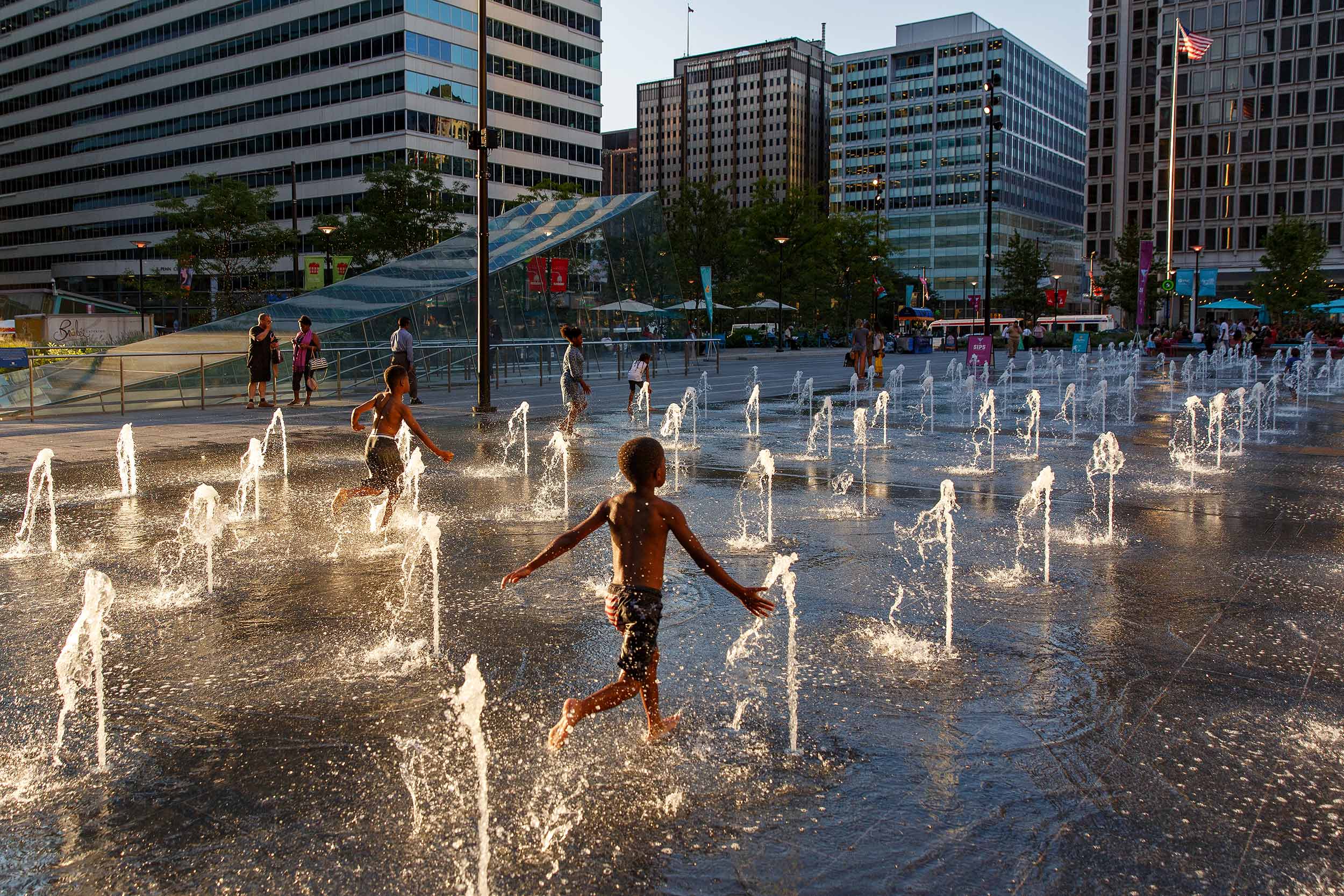 travel_philadelphia_dilworth_fountains_children_play-7972